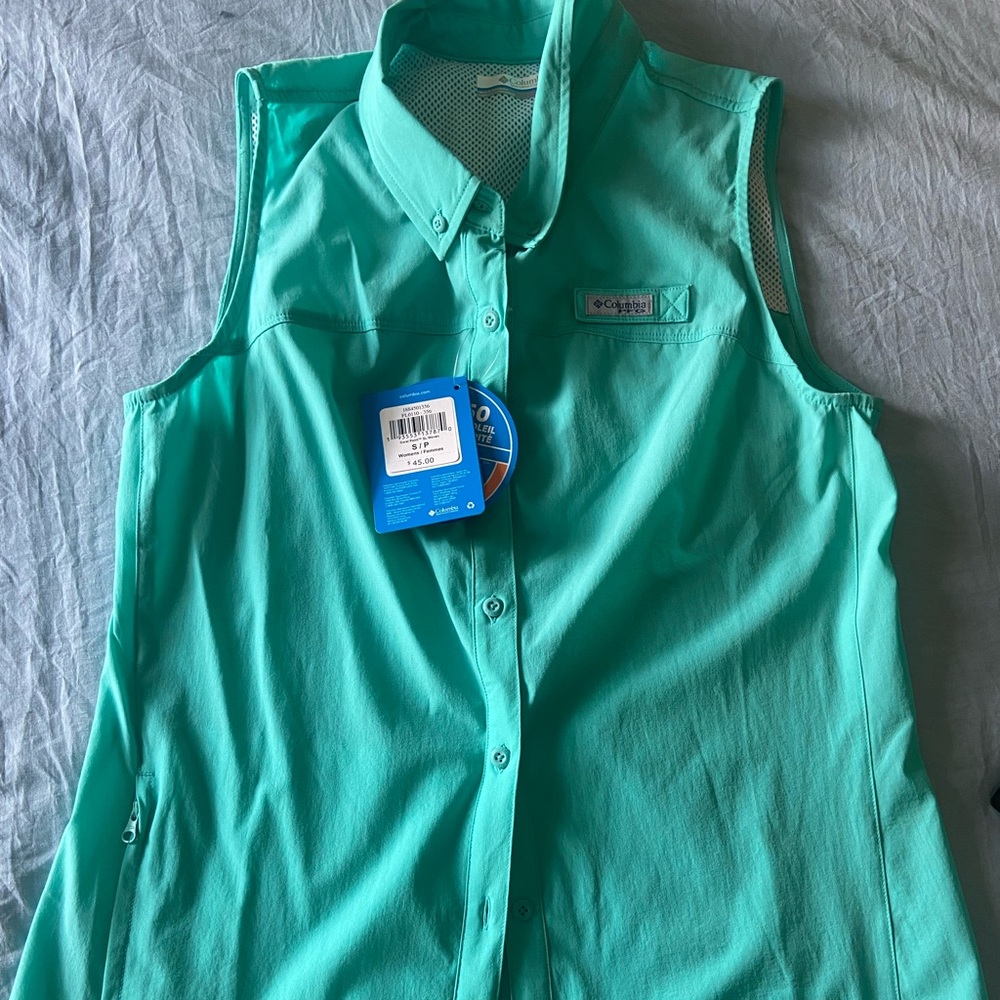Womens Columbia sleeveless shirt.